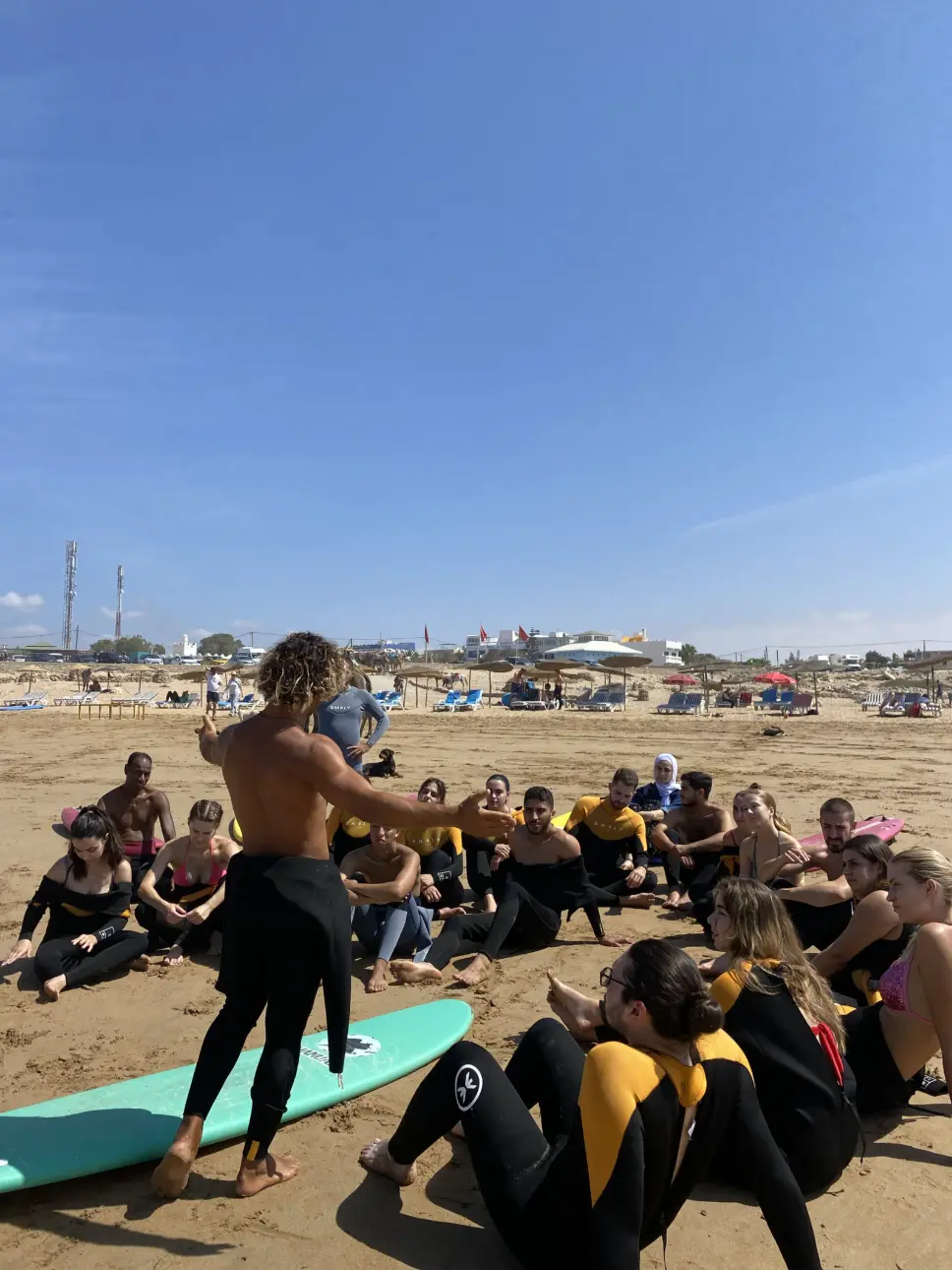 Lezione di surf di gruppo sulla spiaggia, surf camp in Marocco con ML Escapes