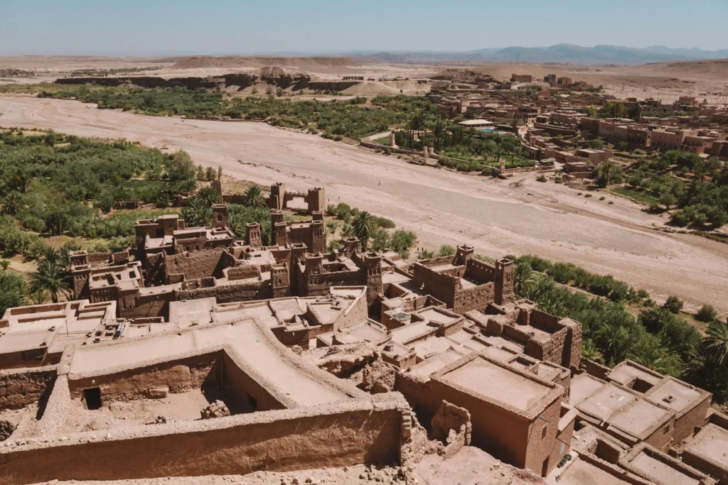 Architettura in terra cruda e palmeto intorno allo ksar di Aït Ben Haddou in Marocco
