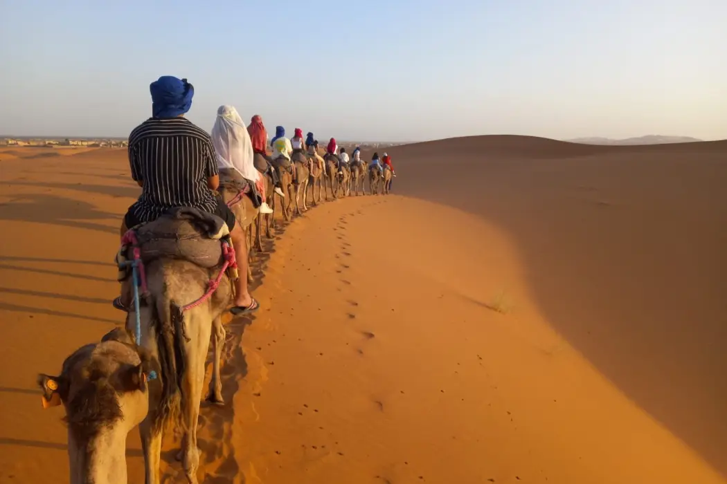 Passeggiata in dromedario nel deserto in Marocco