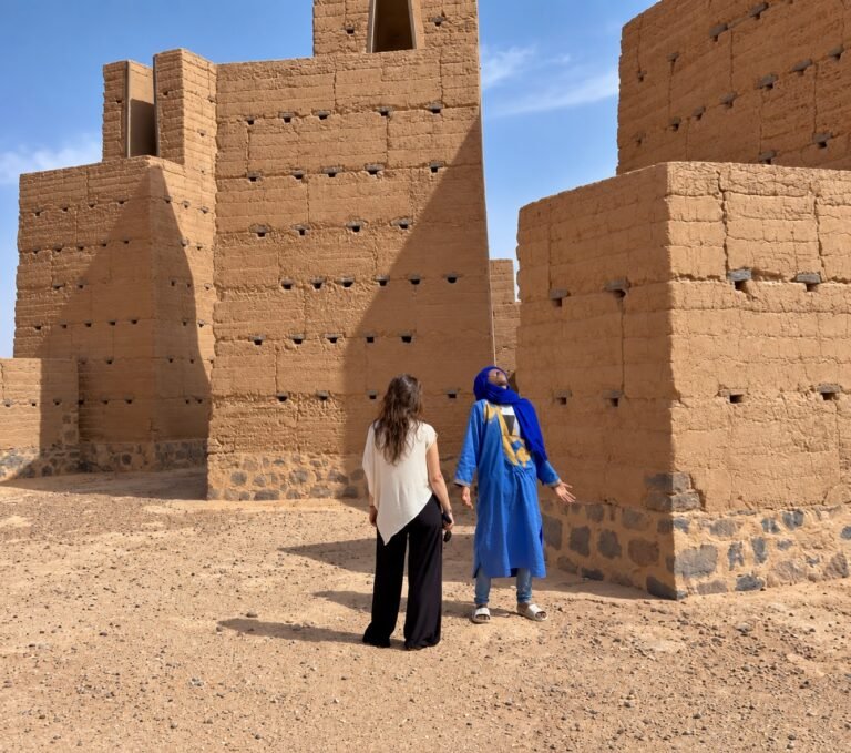 Guida locale che accompagna una viaggiatrice in Marocco