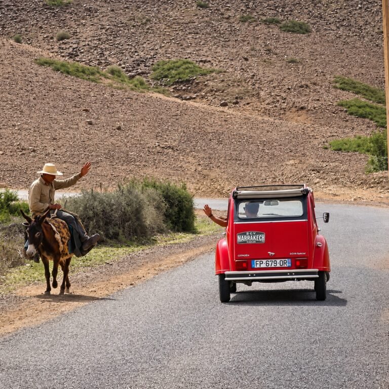 Giro in Citroën 2CV su una strada del Marocco