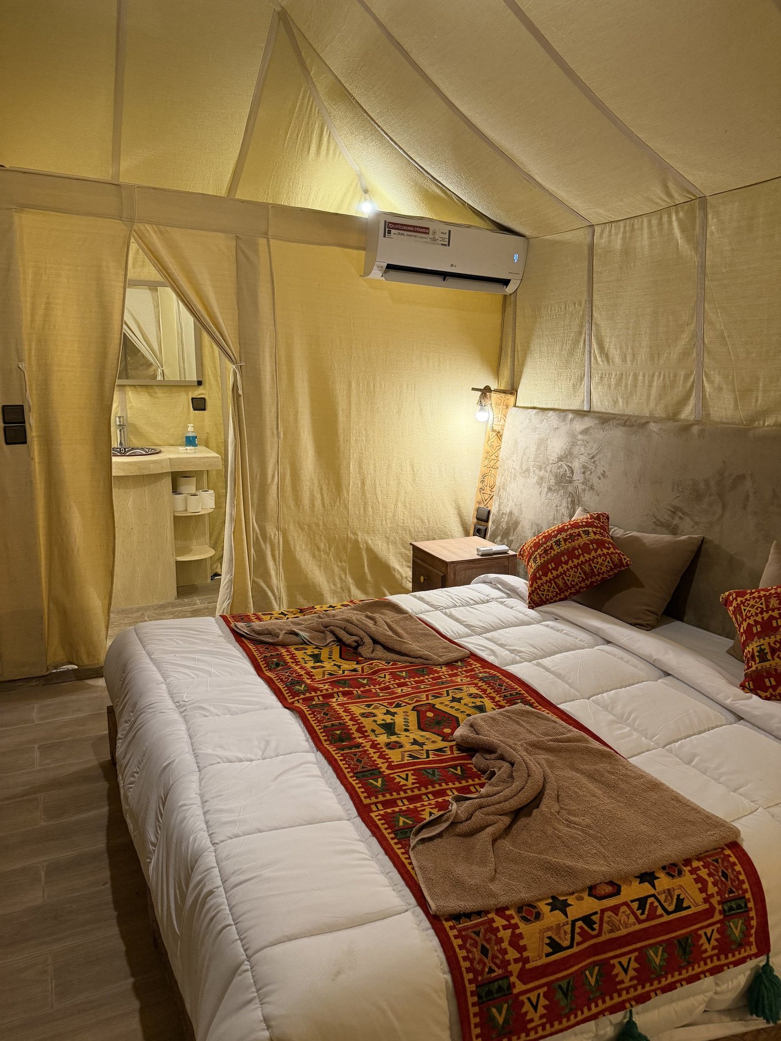 Tenda del campo di lusso a Merzouga con bagno privato, deserto del Sahara
