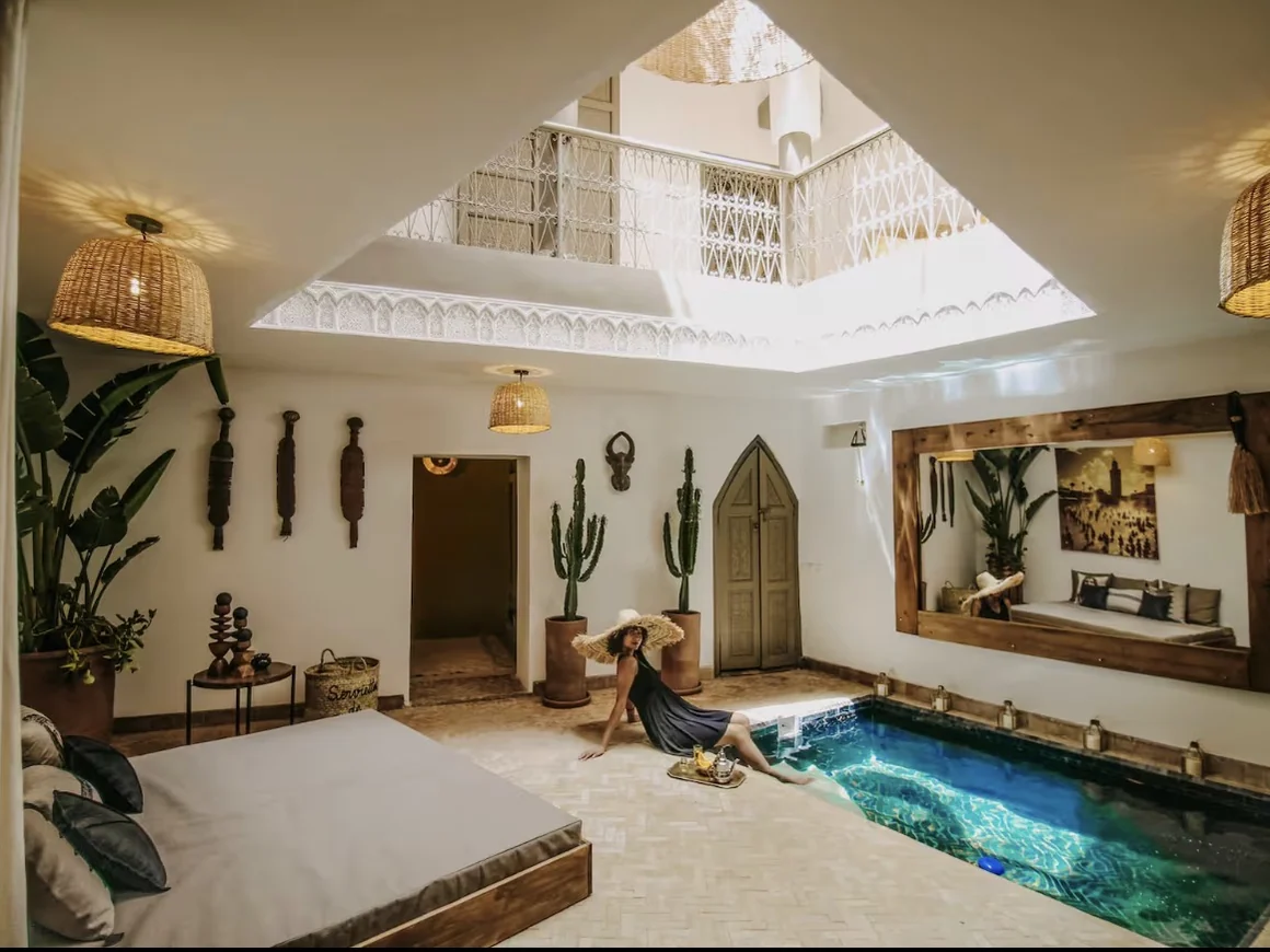 Patio e piscina del riad privato del tour di Marrakech di 4 giorni