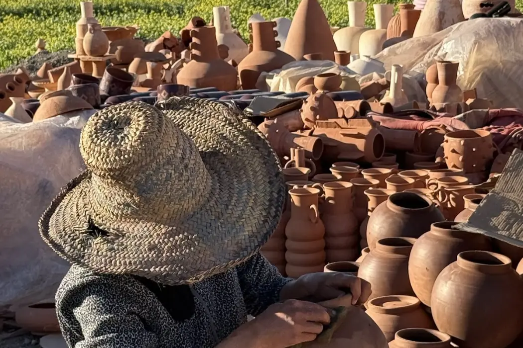 Laboratorio di ceramica con un artigiano vicino a Marrakech