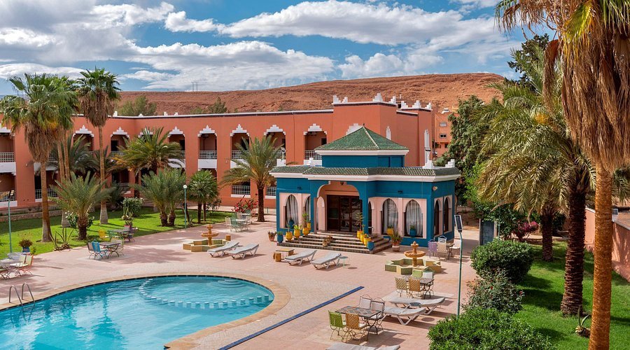 Piscina e giardino di palme dell'hotel a Tinghir