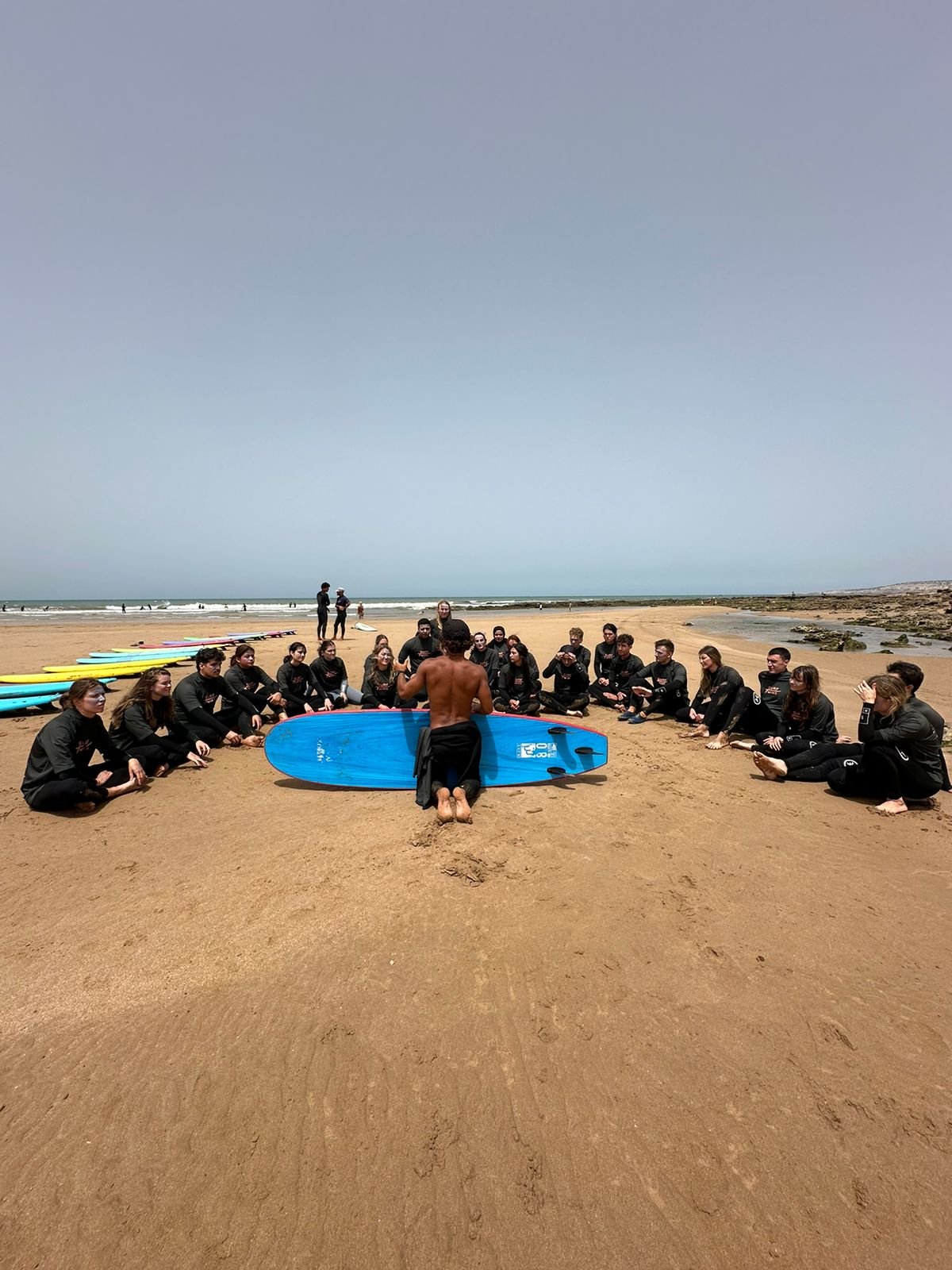 Lezioni di surf en groupe sur la plage, séjour ML Escapes à Imsouane
