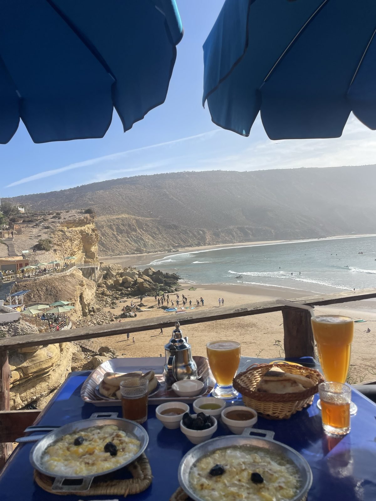 Colazione marocchina di fronte alla baia di Imsouane