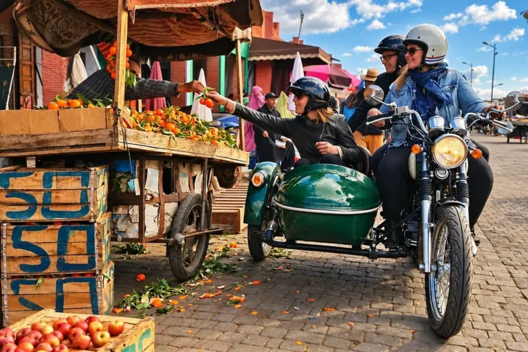 Giro in sidecar a Marrakech accanto a una bancarella di frutta