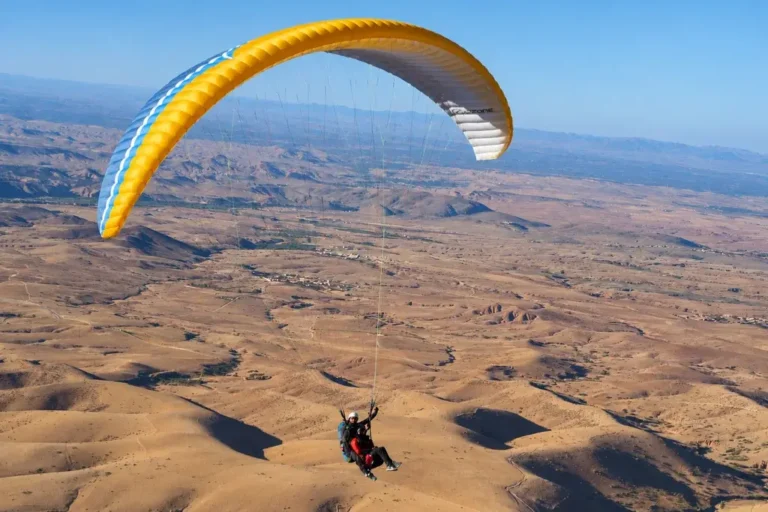 Volo in parapendio sopra i paesaggi del Marocco