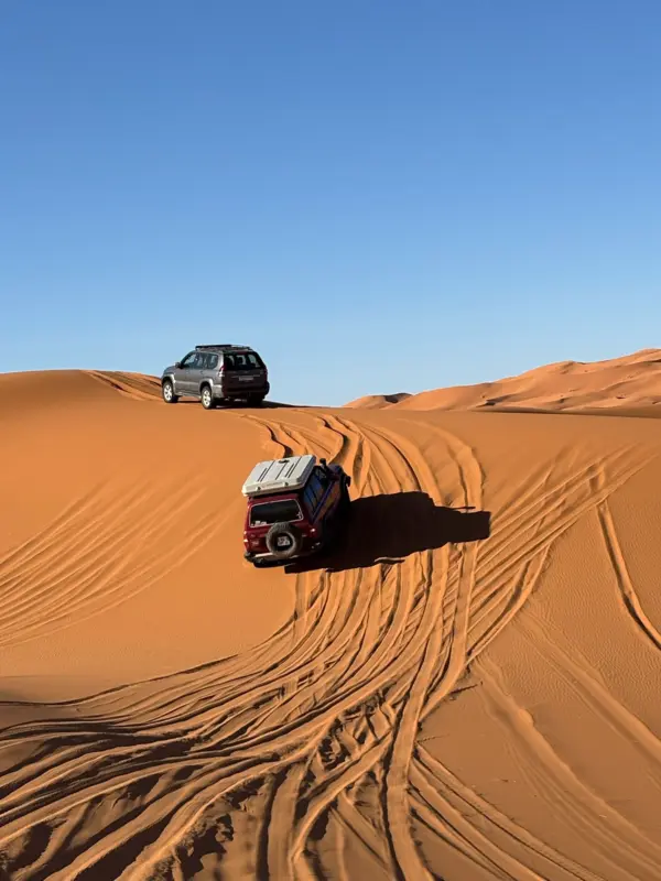 4×4 tra le dune del Sahara, fotografia d’atmosfera