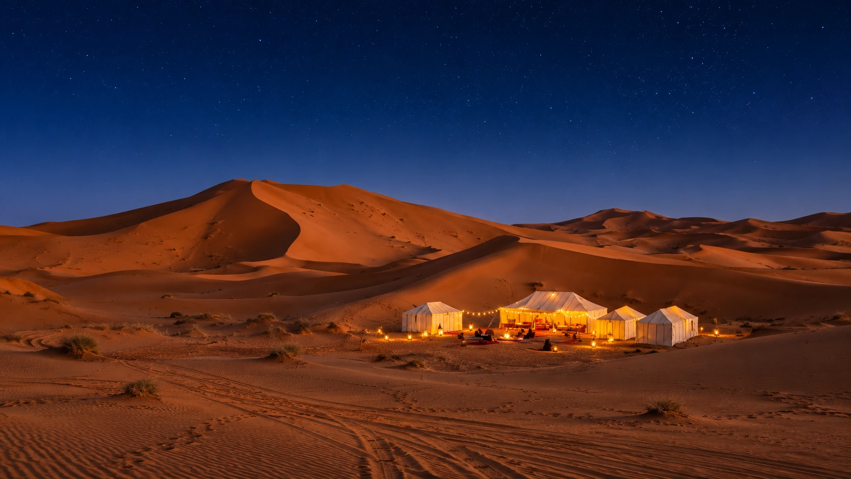 Illustrazione di un campo di lusso tra le dune al calar della notte
