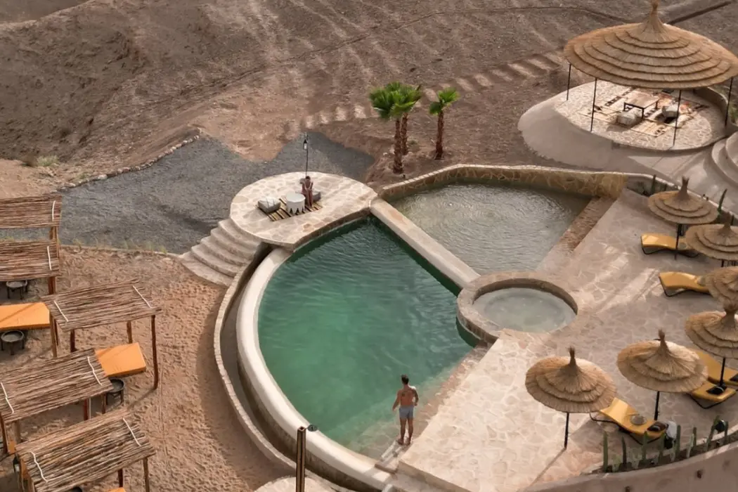 Piscina e pranzo nel deserto di Agafay vicino a Marrakech