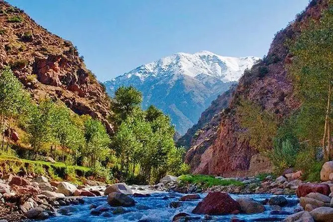 Fiume e vette innevate della valle dell'Ourika, Atlante
